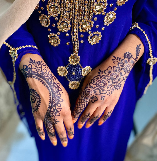 Intricate dark blue-black jagua design on a woman's hand applied using Amarya Henna jagua cones. Perfect for eid inspiration 