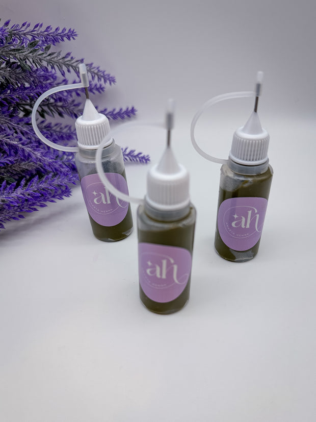 Applicator bottles of Amarya Henna's natural henna paste, specifically designed for creating realistic faux freckles. Available in 20g, 35g, 40g
