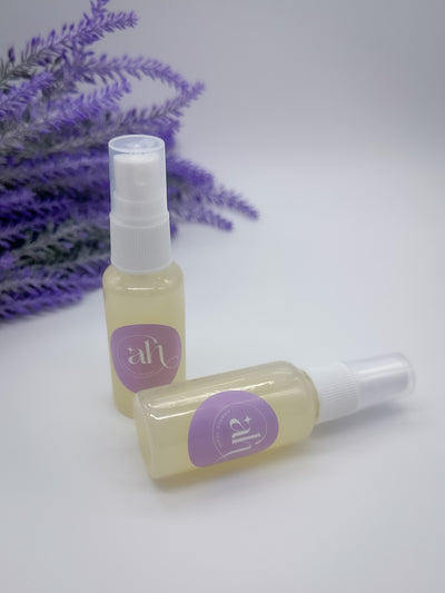 Two bottles of Amarya Henna lemon sealant spray, designed to prolong the longevity of henna designs. Comes in 10 ml and 30ml sizes
