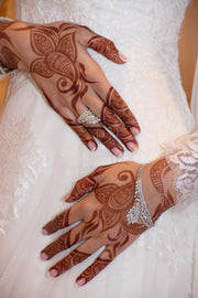 Ready-to-use organic pregnancy safe henna paste by Amarya Henna – made with all-natural ingredients for rich, dark stains. Perfect for body art, bridal mehndi, and special occasions!