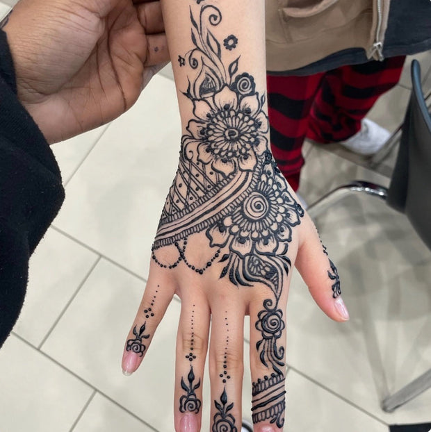 Intricate Jagua design on a fair light-skinned woman hand, created by our lovely customer using Amarya Henna Jagua cones.