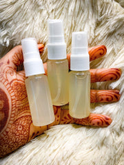 Three bottles of Amarya Henna lemon sealant spray, designed to prolong the longevity of henna designs. Comes in 10 ml and 30ml sizes